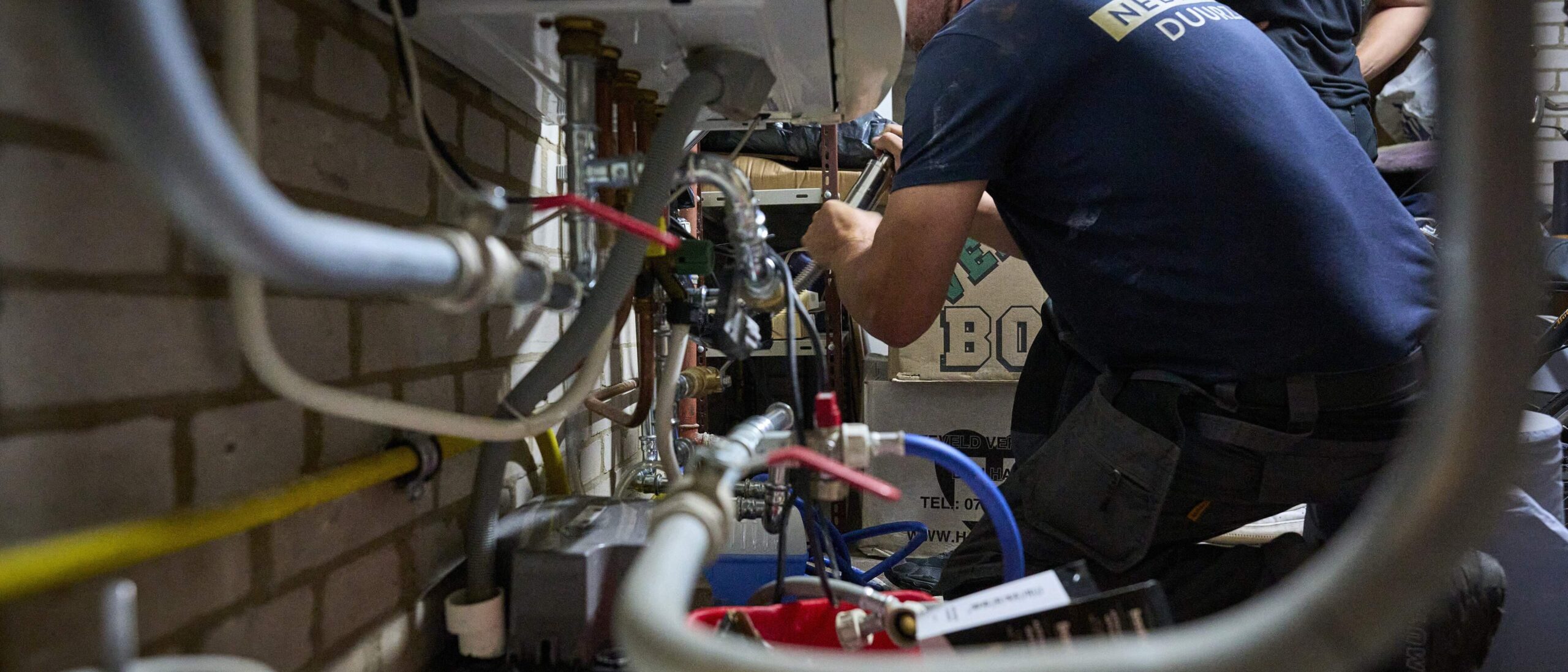 Bus van de monteur onderweg naar vloerverwarming service